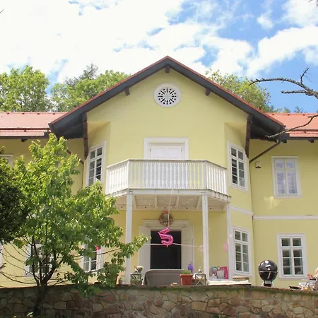 Lovecky Zamecek Pod Milesovkou تبليتسه