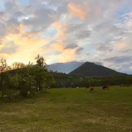 Lovecky Zamecek Pod Milesovkou فيلة *