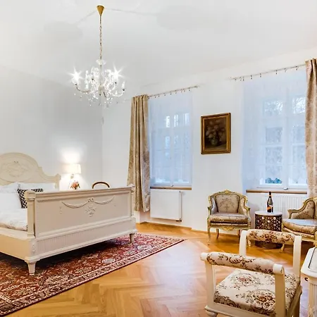 Lovecky Zamecek Pod Milesovkou فيلة